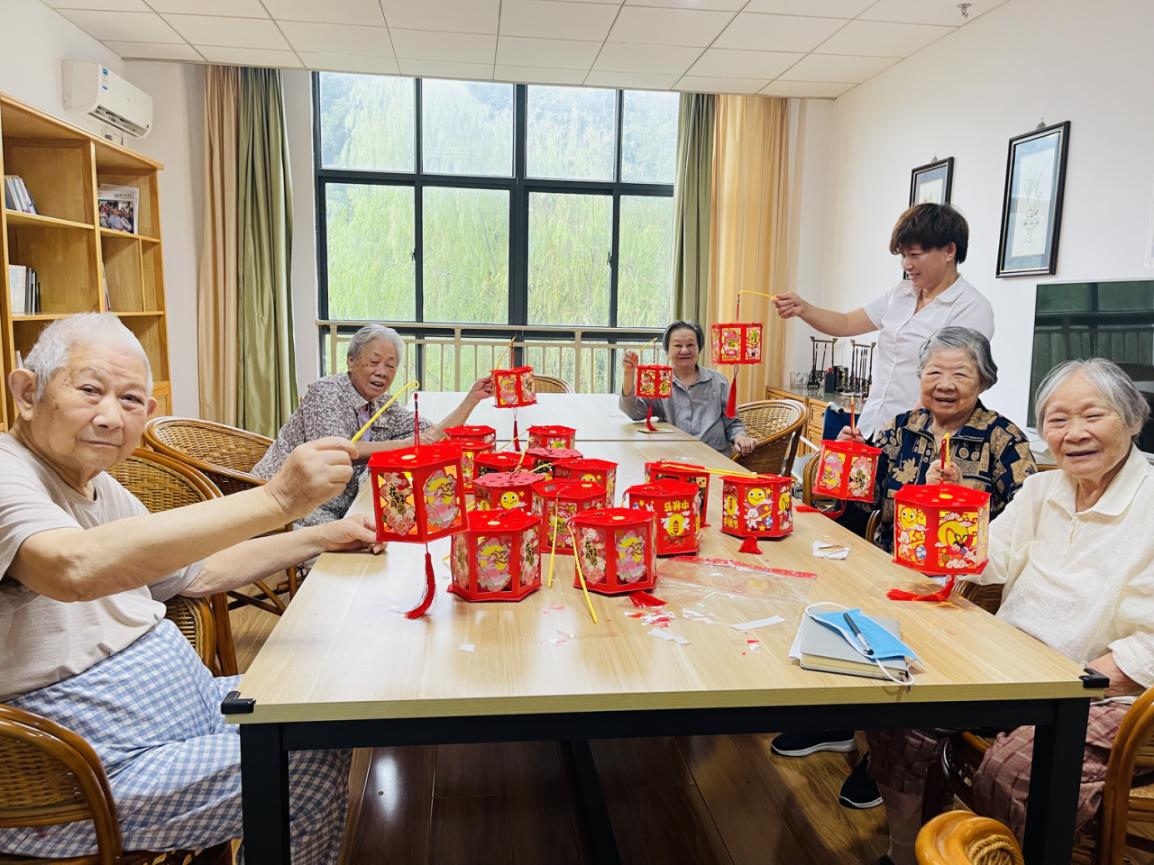 喜迎中秋   制作燈籠